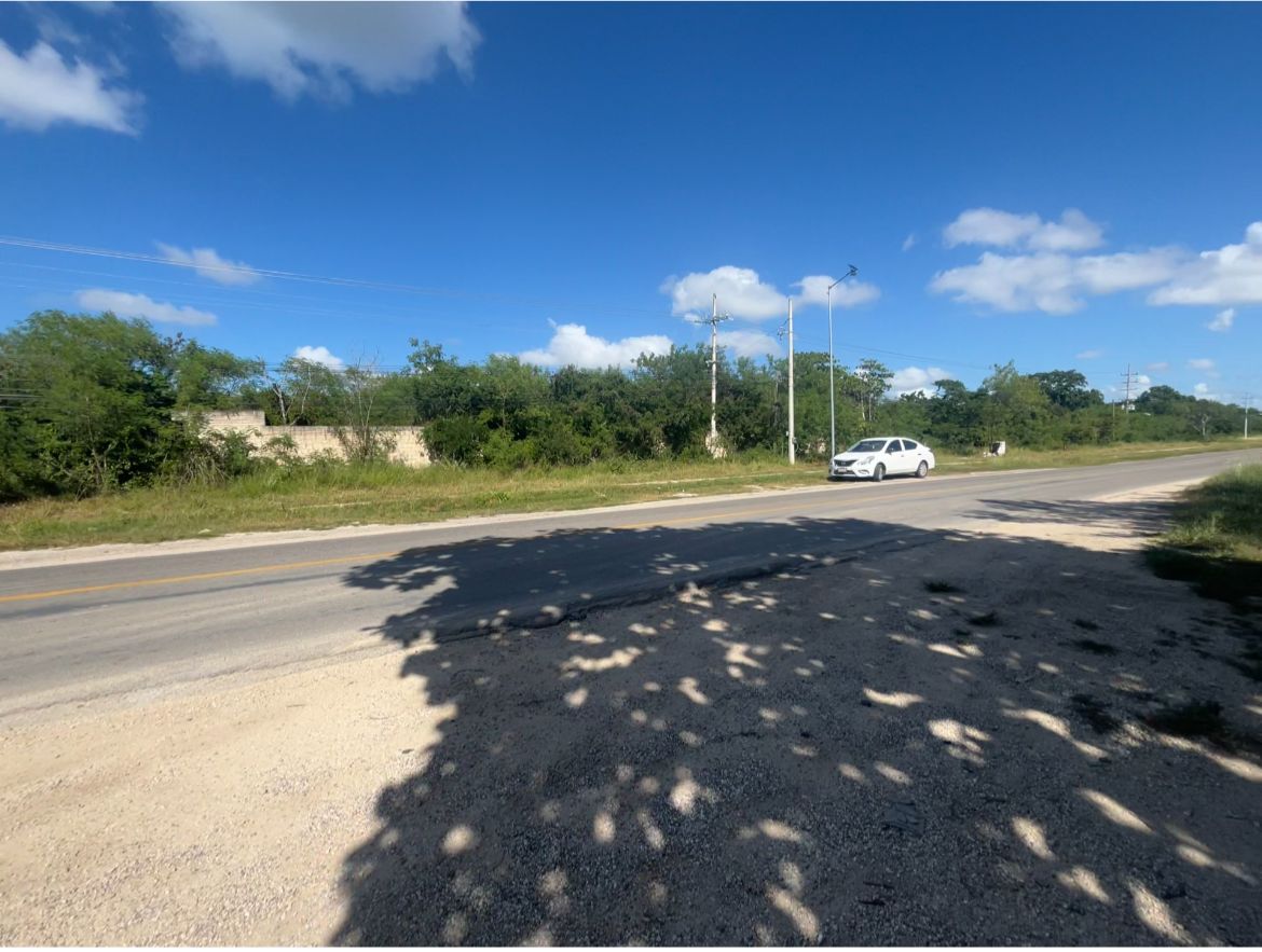 UCU.- Magnifico terreno de 3.7 Hectáreas a orilla de carretera Mérida–Ucú